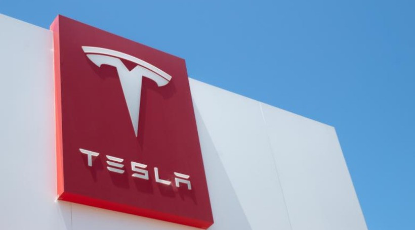 Завод Tesla в Німеччині: кого братимуть на роботу і скільки отримуватимуть робітники