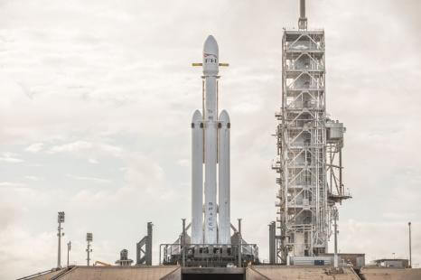 Ілон Маск показав космонавта, який полетить на Марс в Tesla Roadster 