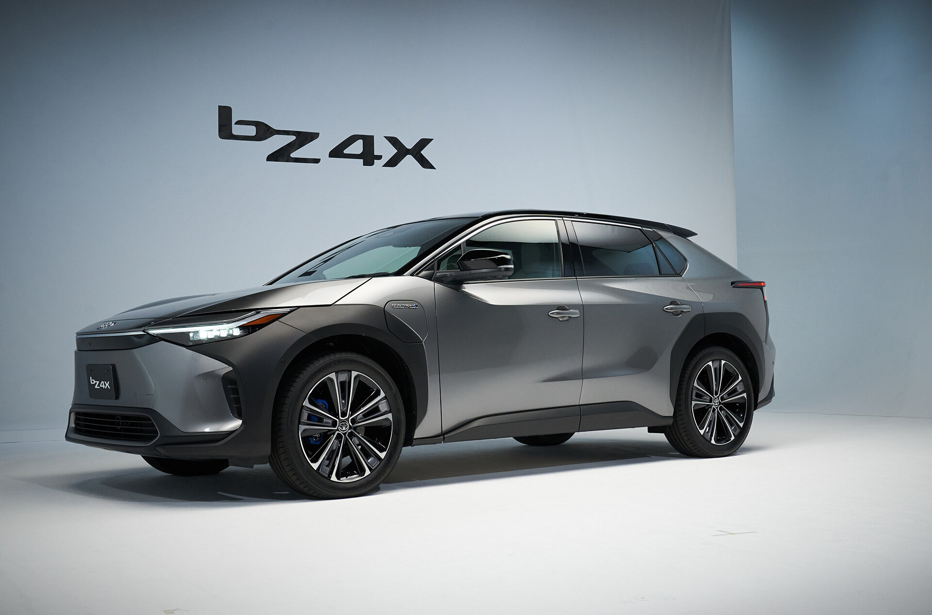 Toyota готується до старту продажів глобального електрокросоверу bZ4X (+ціни)