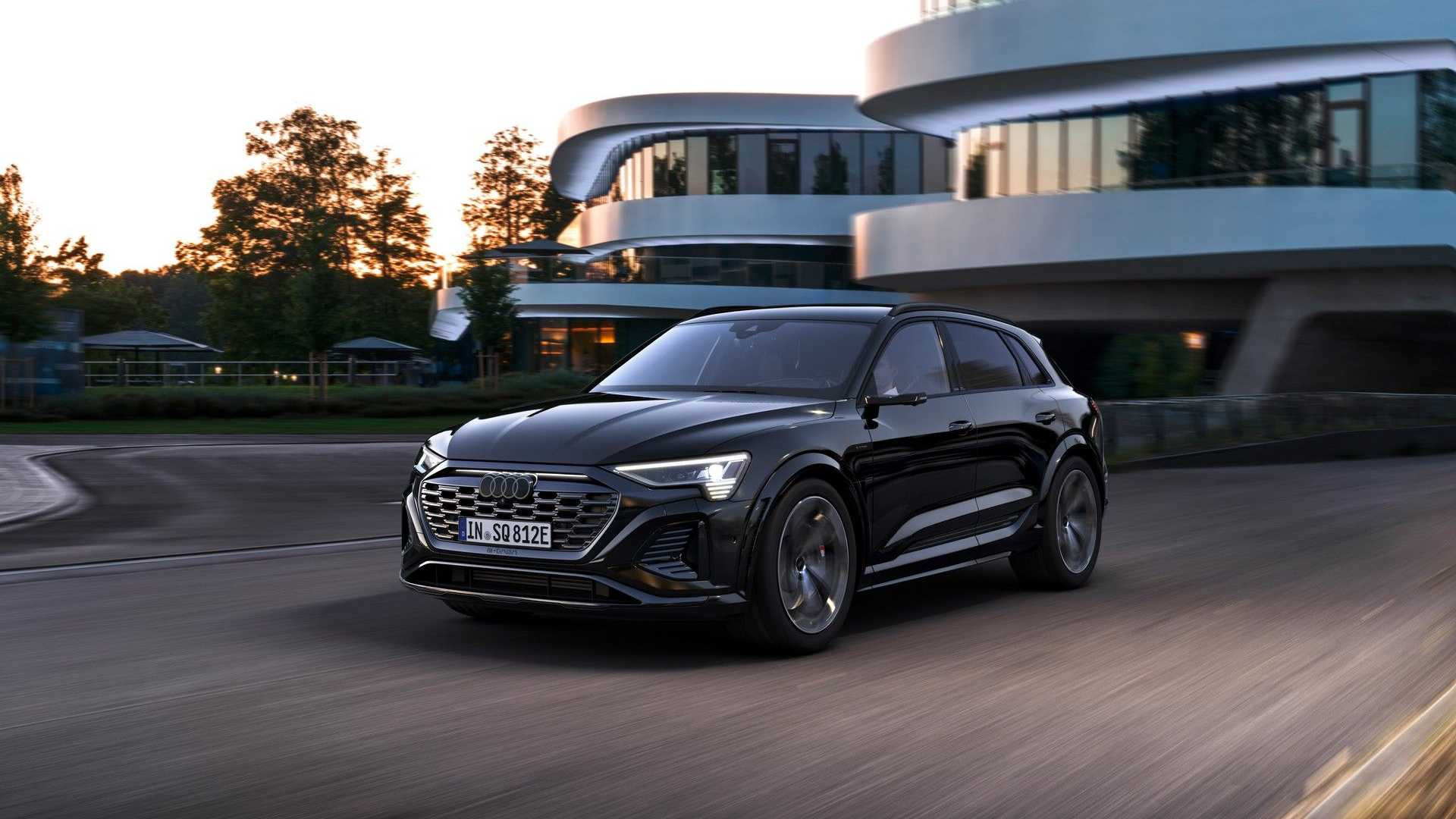 Оновлені Audi e-tron та e-tron Sportback. Тепер вони називаються Q8!
