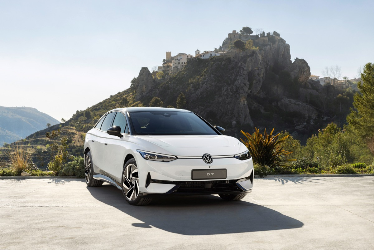 Зустрічаємо нові VW ID.7, BMW i7 M70, Polestar 4, Mercedes-Maybach EQS 680 SUV та Smart #3