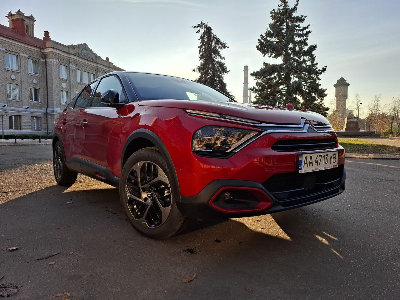 Огляд Citroen e-C4: що пропонує електричний крос-хетчбек за 35 тисяч доларів?