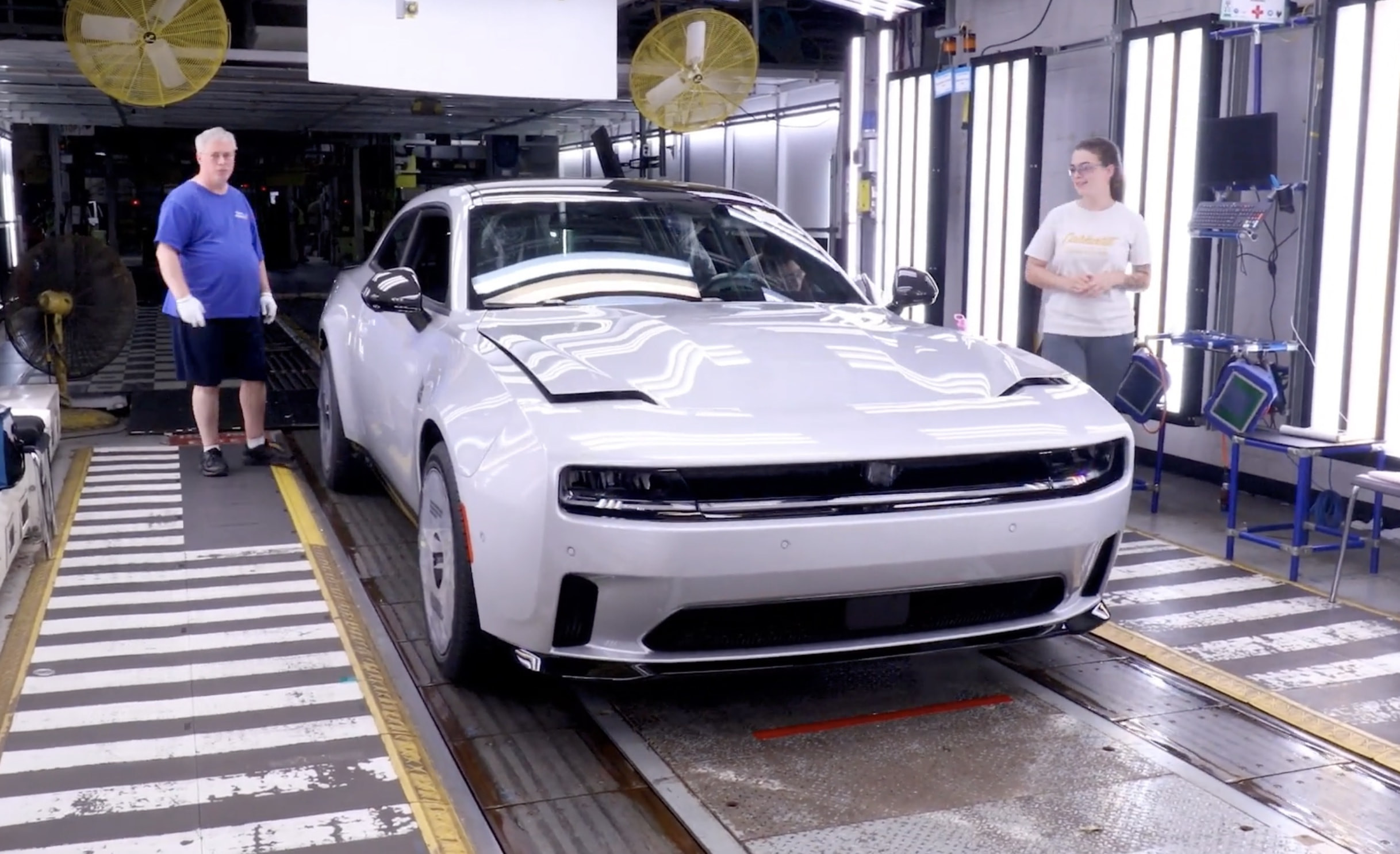 Виробництво електричних Dodge Charger показали на відео