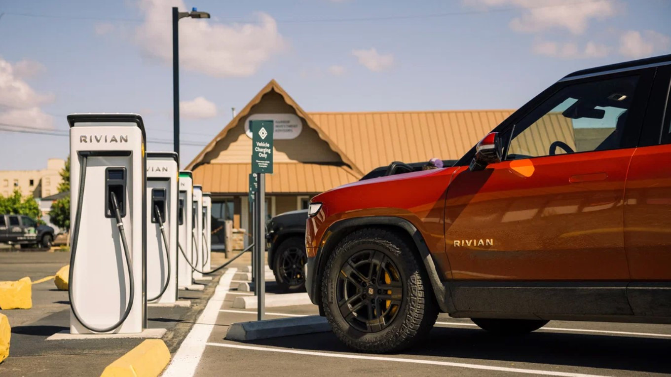 Зарядні мережі Tesla і Rivian назвали найнадійнішими