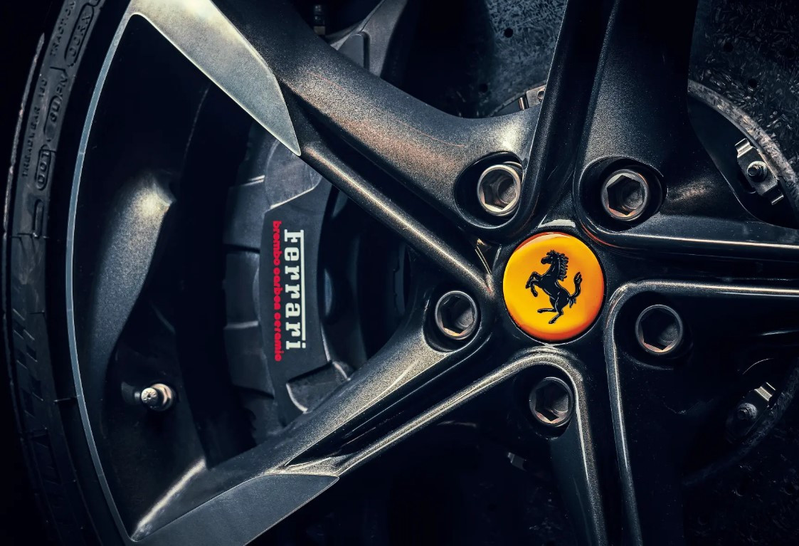 Ferrari розкрила дату старту продажу першого електромобіля