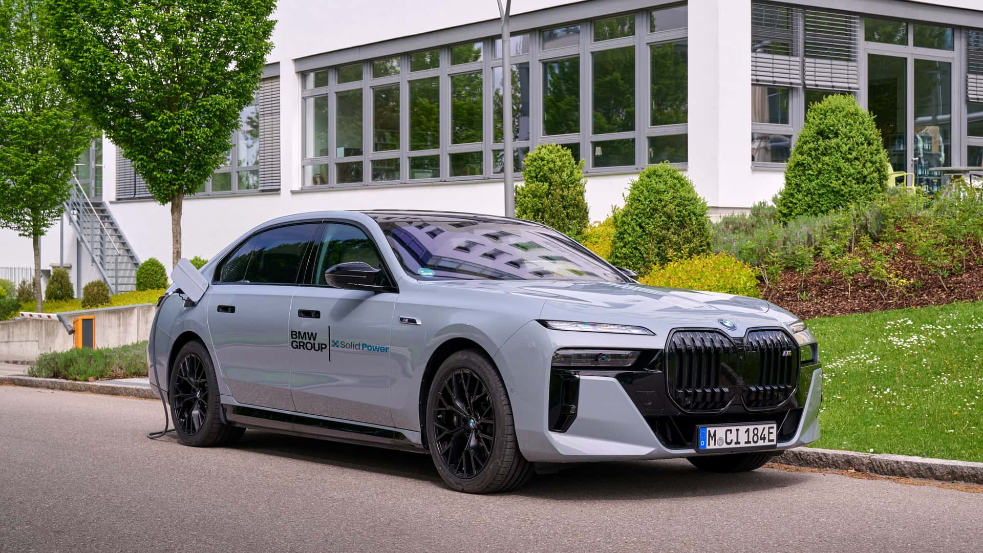 BMW вивела на тести i7 із твердотілими батареями