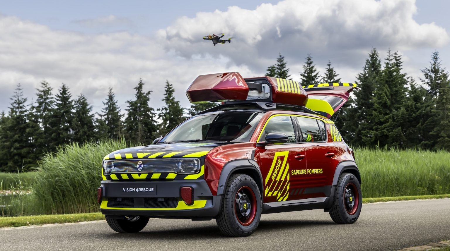 Електрокросовер Renault 4 E-Tech перетворили на пожежну машину з дроном