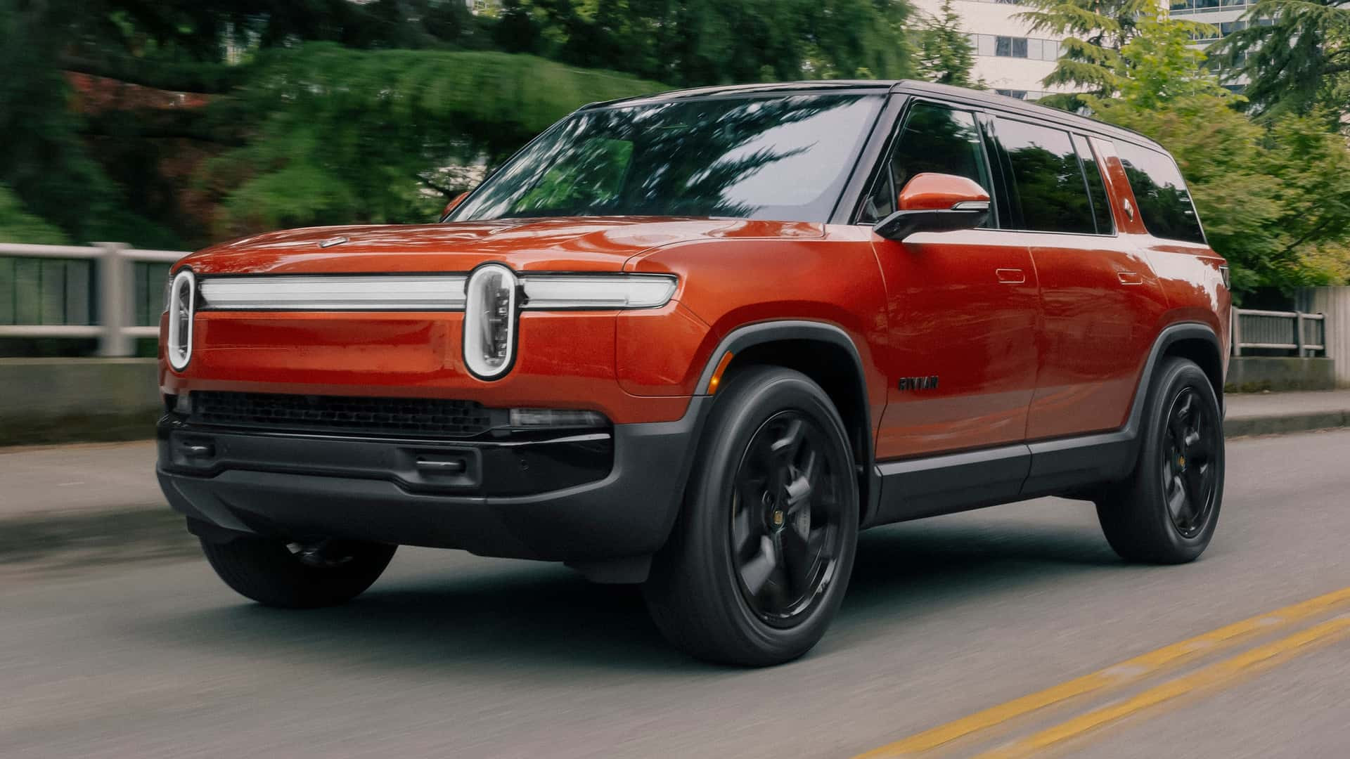 Флагманські кросовер і пікап Rivian стали потужнішими за 1000 кінських сил