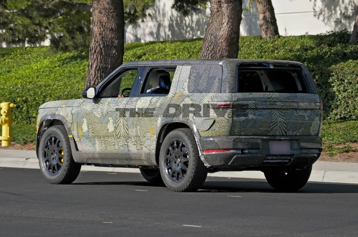 Серійний Rivian R2 отримає активне заднє скло, як у Toyota 4Runner