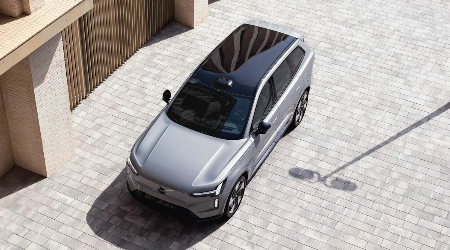 Флагманський електрокросовер Volvo EX90 став швидше заряджатися