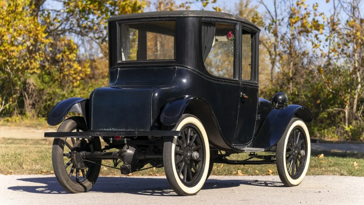 На відкритих торгах з’явився 105-річний електромобіль: він досі на ходу