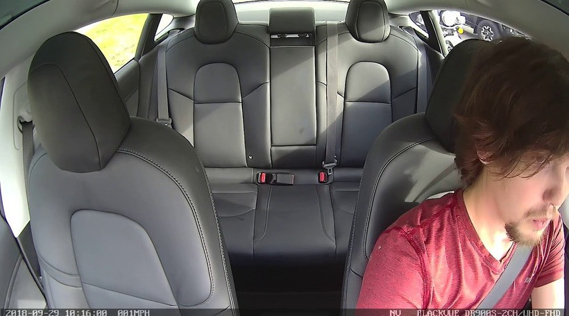 Дуже смішна історія: Tesla Model 3, здивований водій та поліцейський