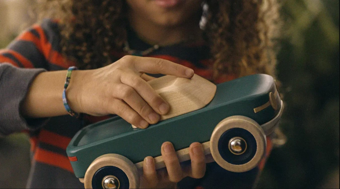 Фірма Rivian випустила нові автомобілі, і вони дерев'яні