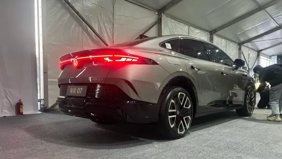 Розсекречений великий електроседан Volkswagen ID. Unyx 07