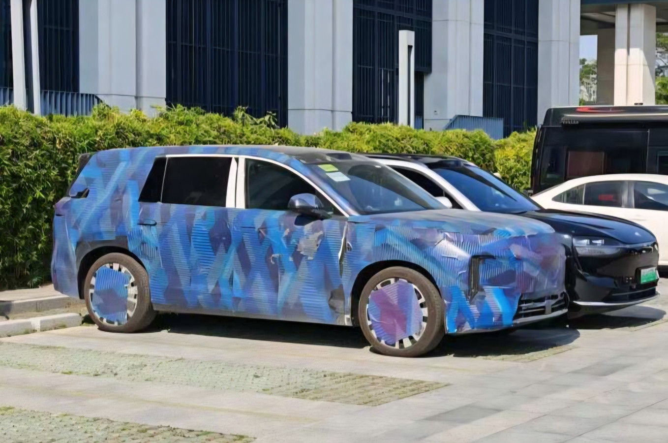 BYD готує конкурента великому кросоверу Zeekr 9X