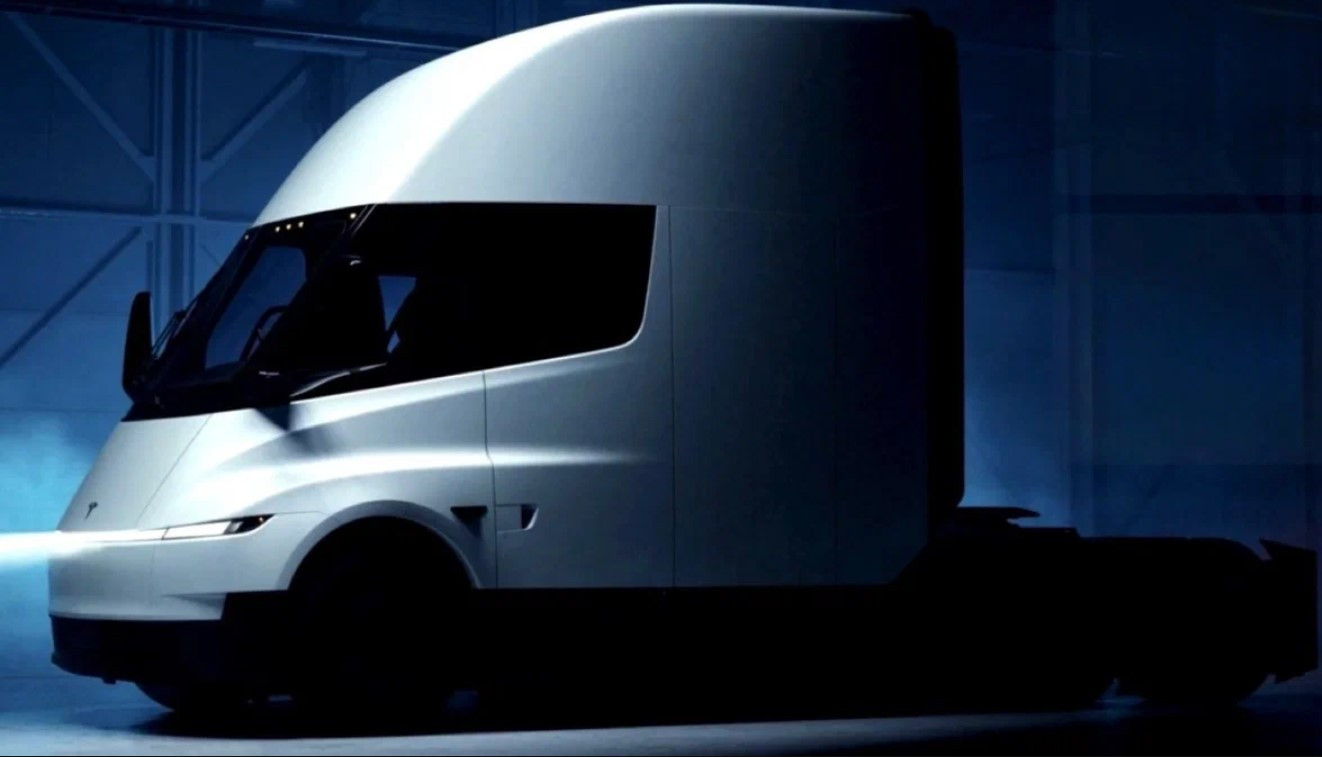 Масове виробництво електротягачів Tesla Semi розпочнеться у 2026 році, заявив Ілон Маск