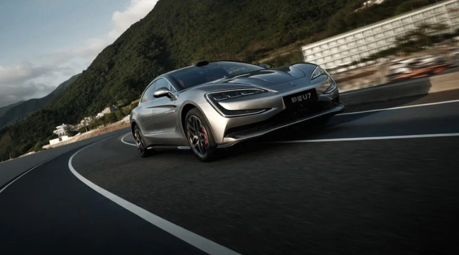 Чотиримоторний седан Yangwang U7 проїде з новою батареєю більше 1000 кілометрів