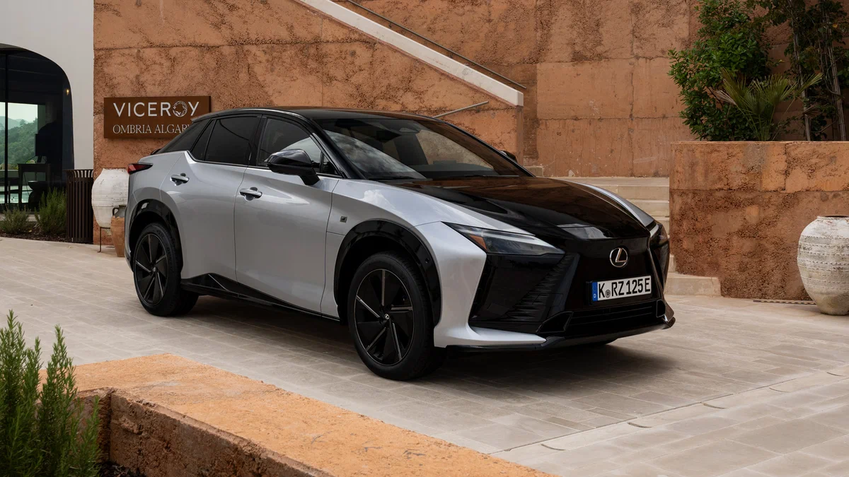 Lexus розповів про «фейкову» коробку передач для електромобілів