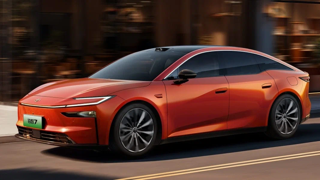 Toyota запустила в КНР продажі великого електроседана bZ7 за ціною $20,5 тисяч