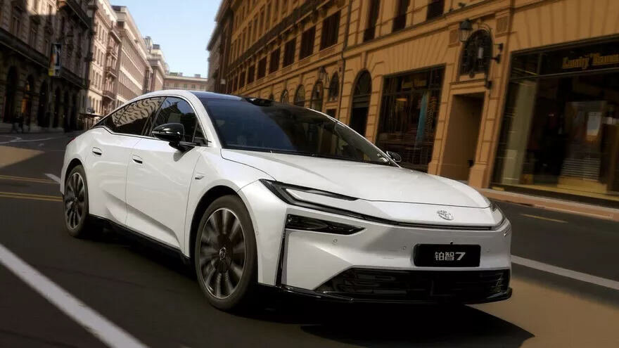 Новий електромобіль Toyota користується шаленою популярністю