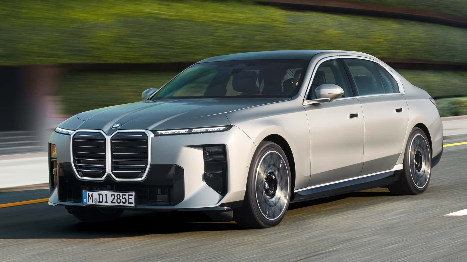 BMW оновила електричний флагман BMW i7