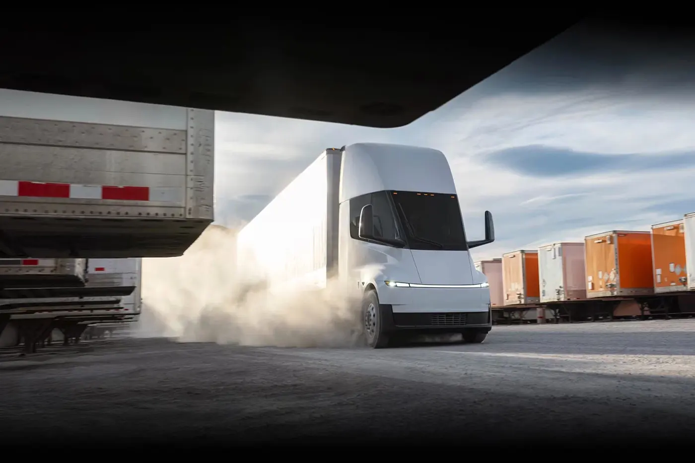 Tesla запустила у серійне виробництво електровантажівку Semi