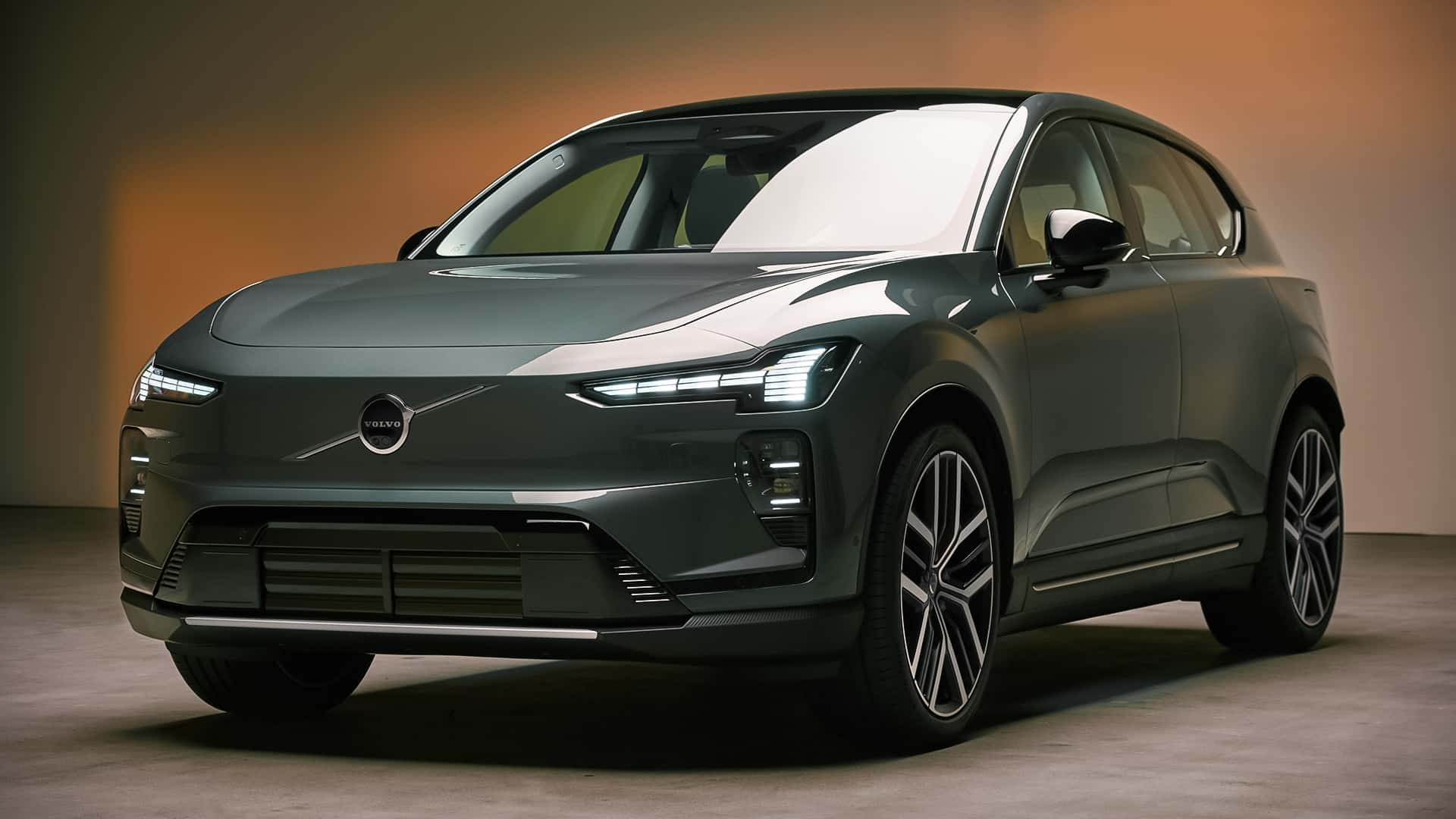 Новий Volvo EX60 виявився доступнішим за BMW iX3