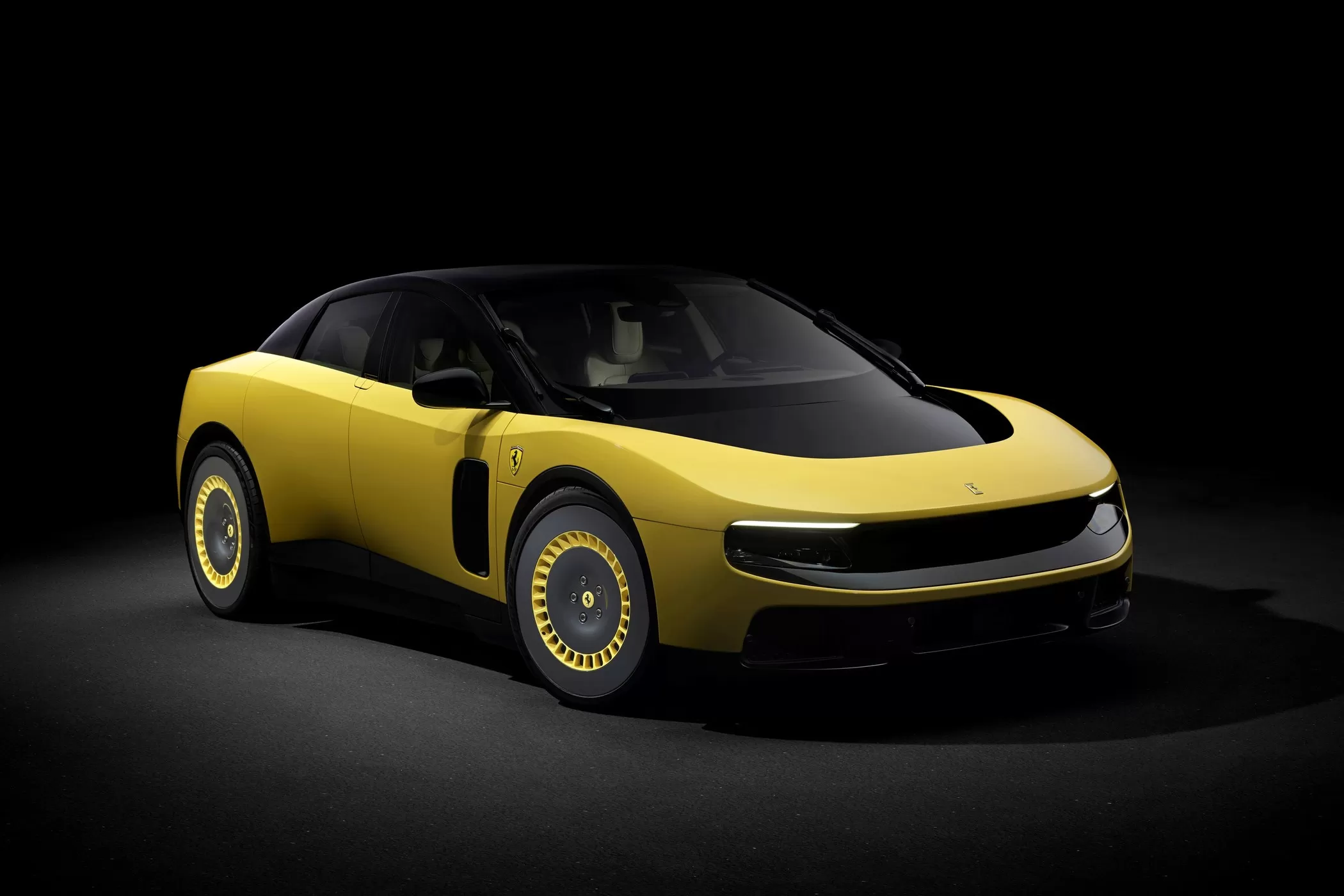 Ferrari представила свій перший електромобіль — 1050-сильний ліфтбек Luce