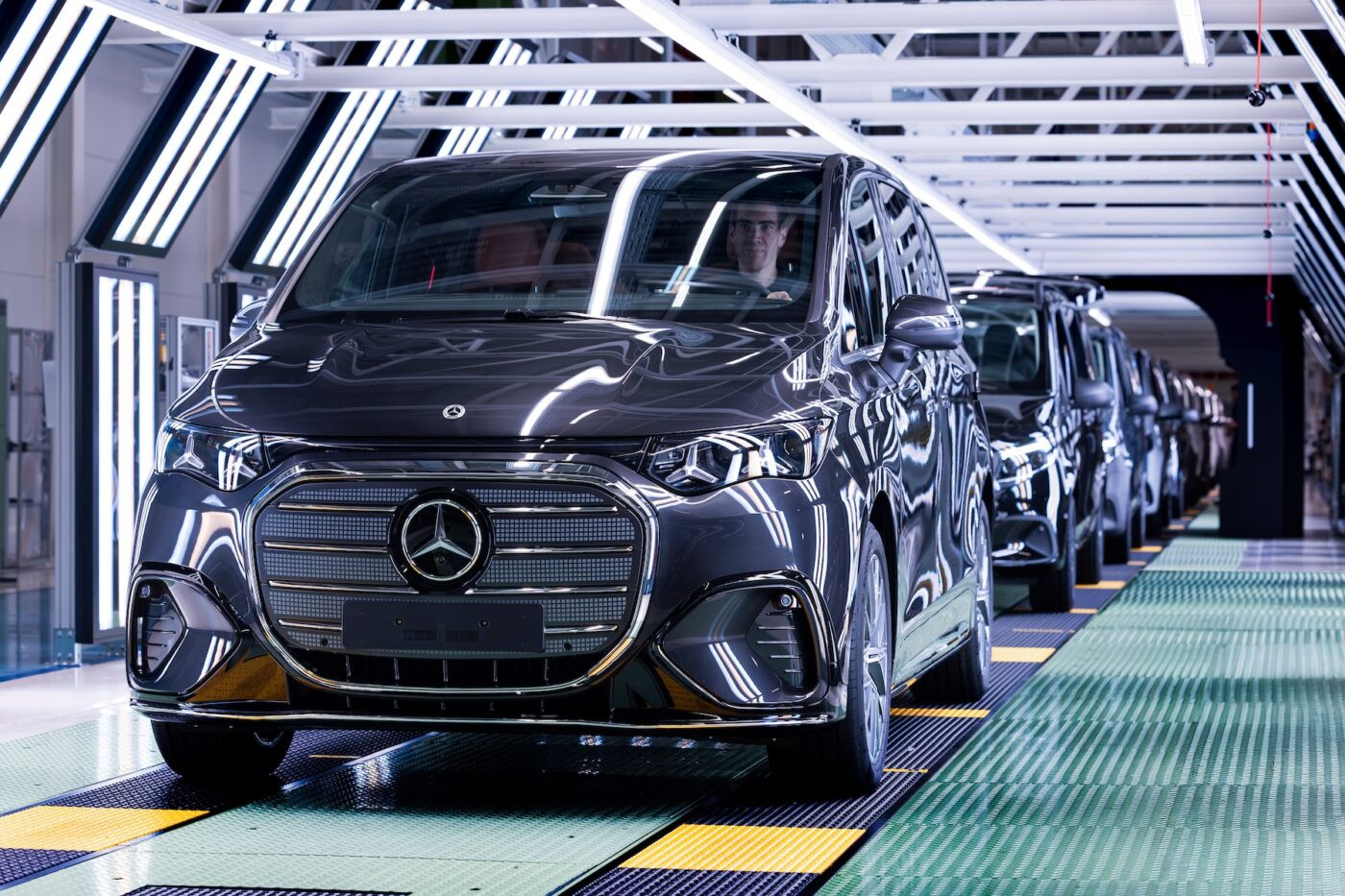 Mercedes-Benz запустив виробництво електричного VLE: запас ходу понад 700 км і до 8 місць