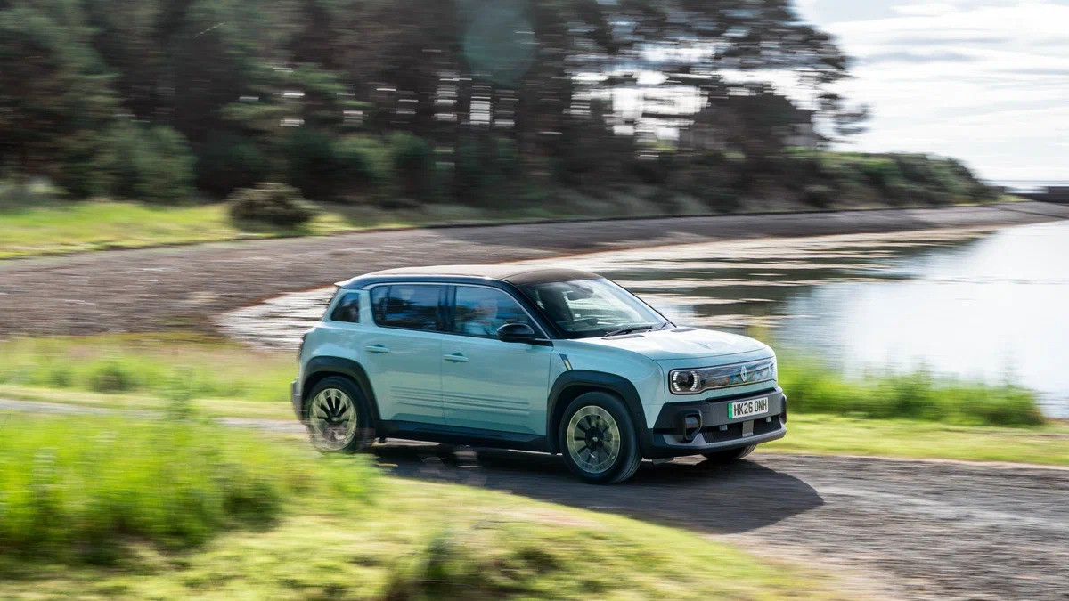Електричний Renault 4 E-Tech проїхав через усю Британію на сонячній енергії
