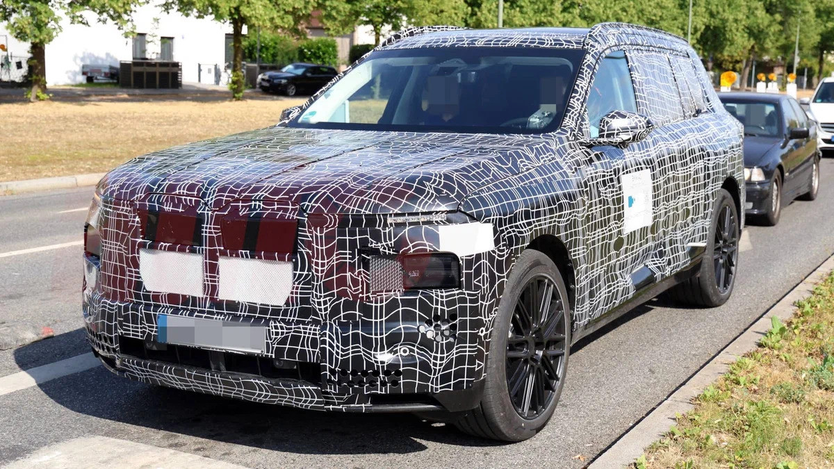 BMW готує до прем'єри один із найбільших електромобілів