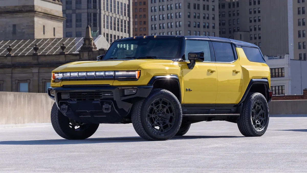 У електричного Hummer з’явилися ностальгічний колір і порт Tesla