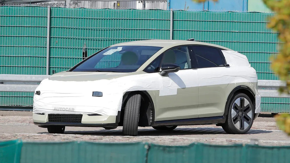 Нова Audi A2 знову потрапила в об'єктиви фотошпигунів: камуфляжу стало менше