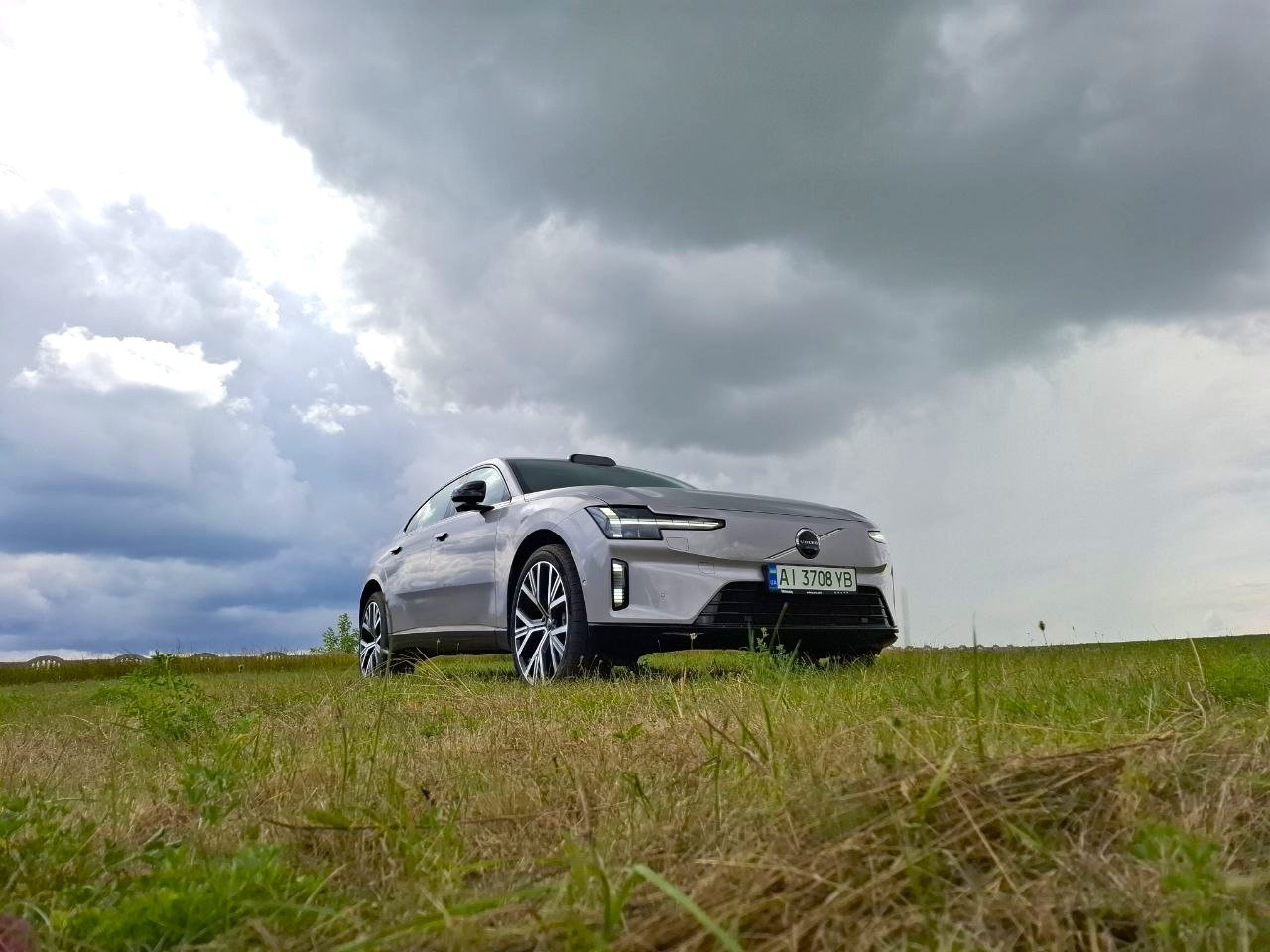 Тест-драйв Volvo ES90: електричний флагман із реальним запасом ходу 500+ км