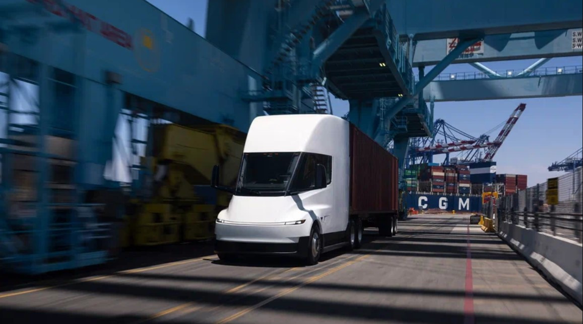 Tesla отримала найбільше в історії замовлення на тягачі Semi
