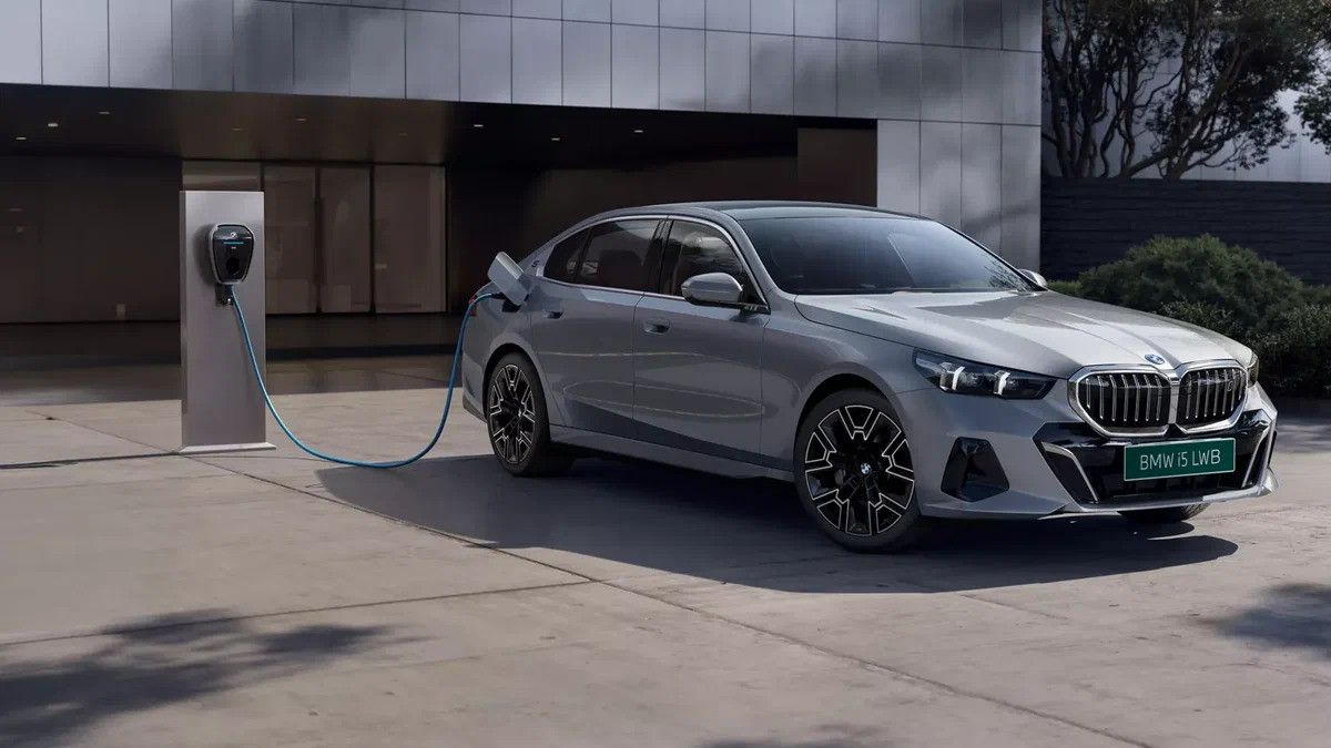 BMW вперше розтягнула електроседан i5, але не для Китаю, а для Індії