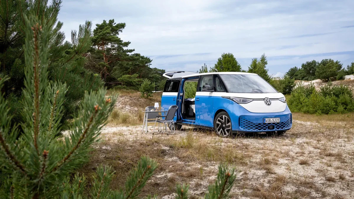 Volkswagen показав перший електрокемпер California
