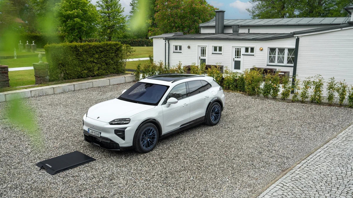 Електричний Porsche Cayenne отримав бездротову зарядку та доводчики