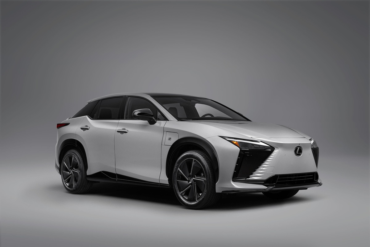 Lexus RZ 2027: до 484 км пробігу, зарядка Tesla та імітація «механіки»