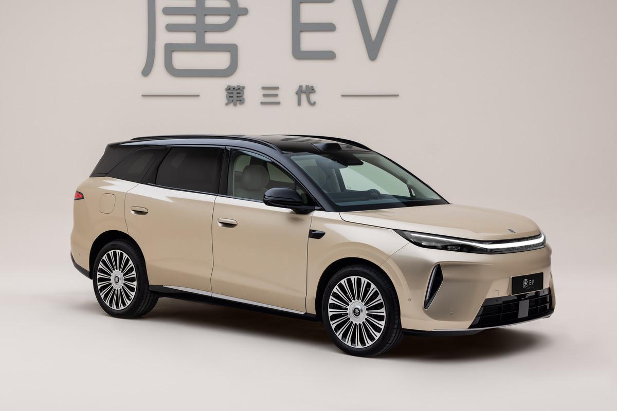 Новий BYD Tang готується до старту продажів: до 700 к.с., два варіанти салону та запас ходу 850 км