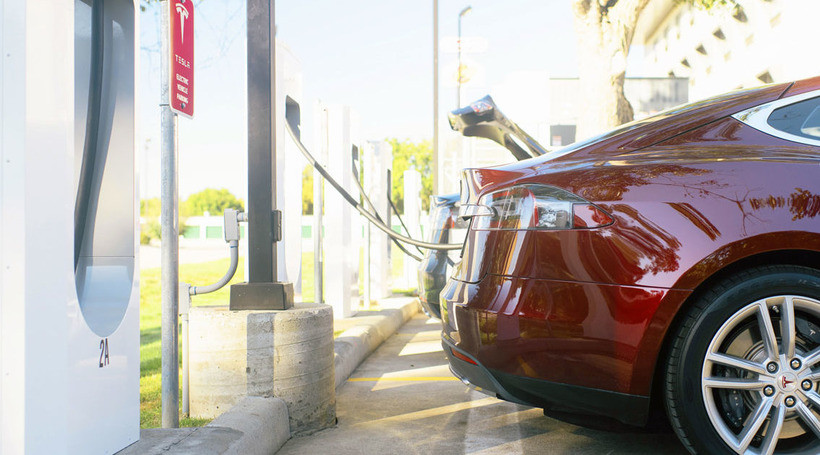 Tesla купує відомого виробника конденсаторів