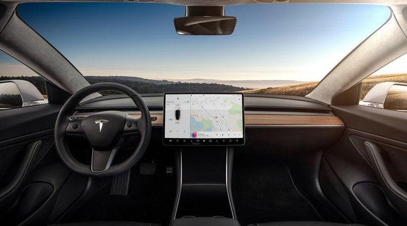 Для чого потрібна камера над дзеркалом у Tesla Model 3 – відповідь Маска