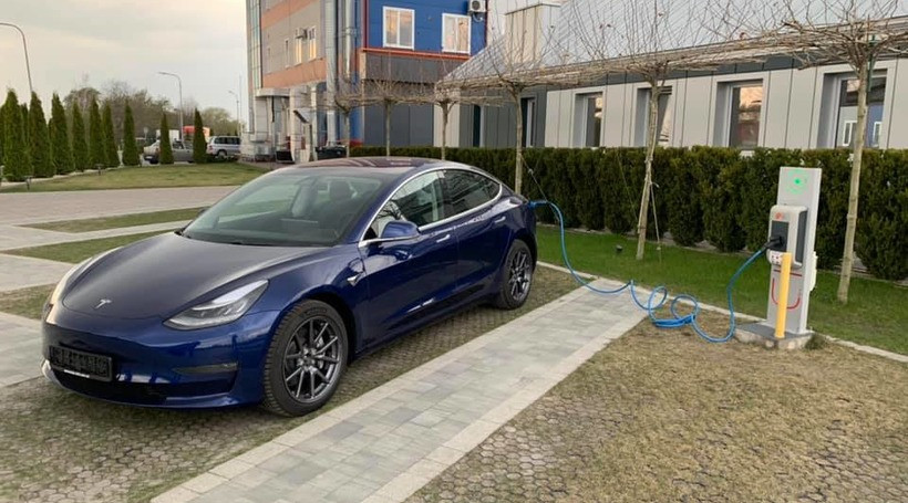 Перша офіційна європейська Tesla Model 3 в Україні попрямувала до Тернополя