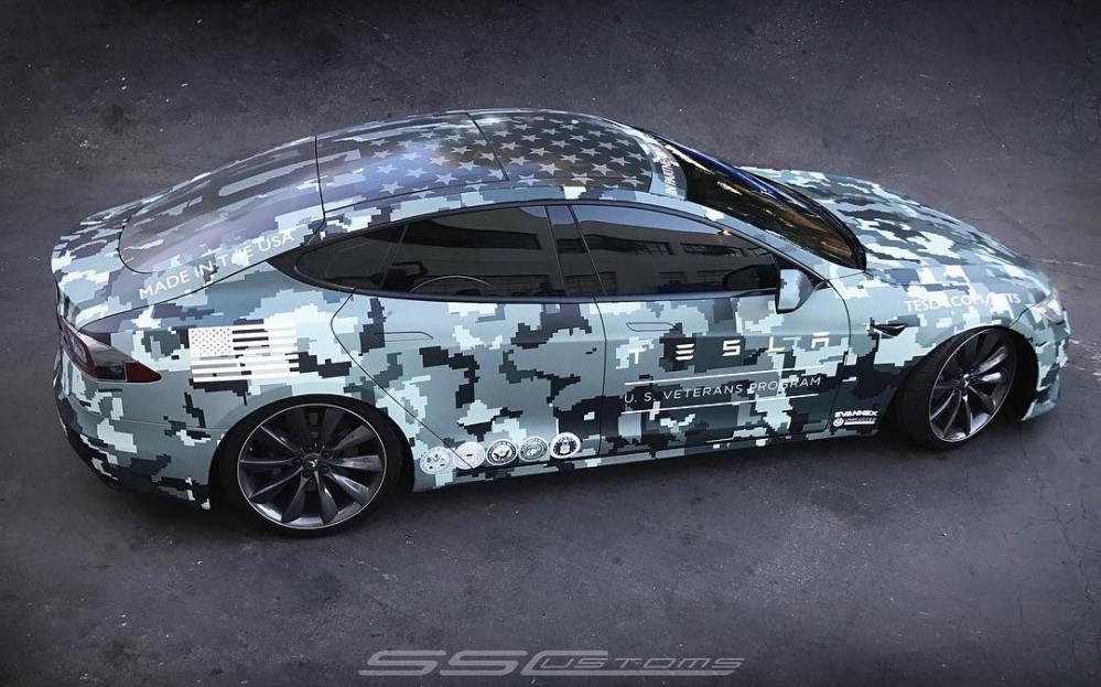 Tesla Model S одягнули в цифровий камуфляж