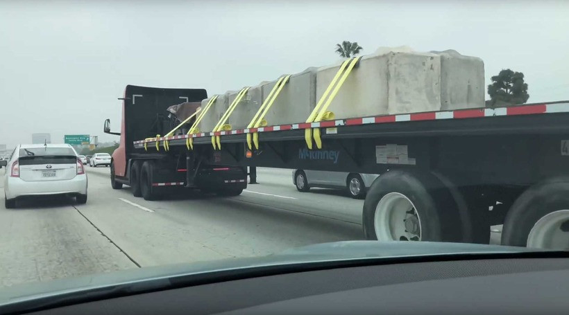 Тягач Tesla Semi: яка у нього вантажопідйомність
