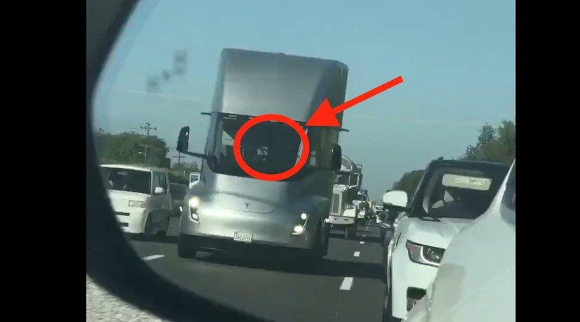 Відео: вантажівка Tesla Semi їде по шосе без водія