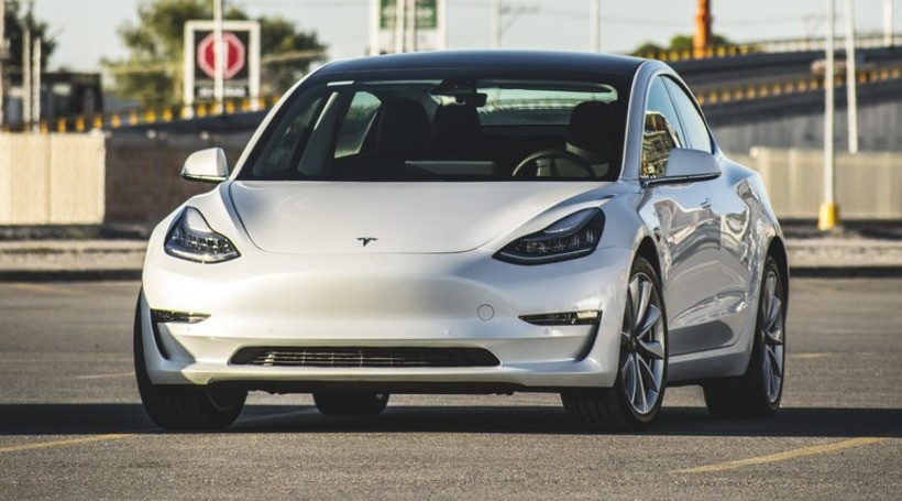 Електромобілі Tesla на малій швидкості будуть…мекати, як кози