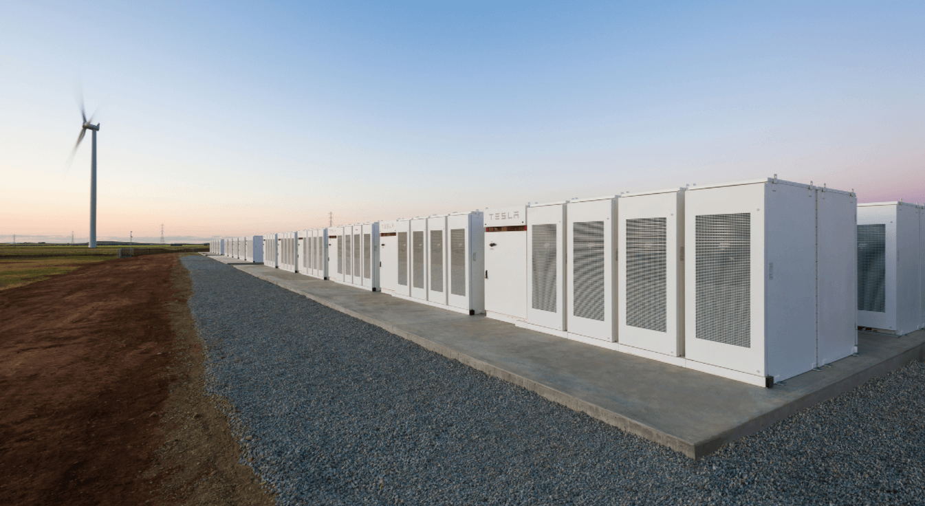 Будівництво найбільшої батареї від Tesla завершене наполовину
